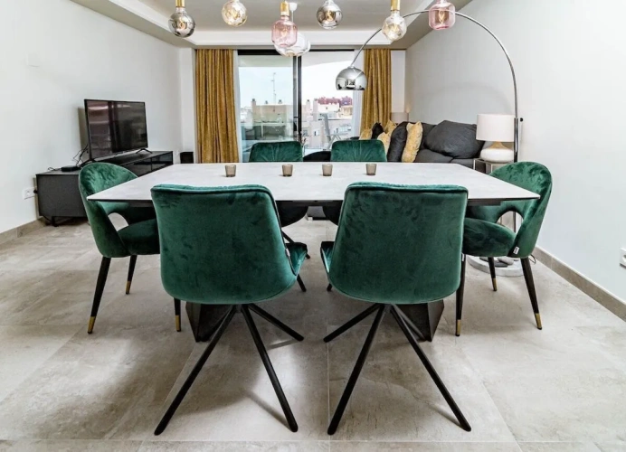 3 Bedrooms Apartment