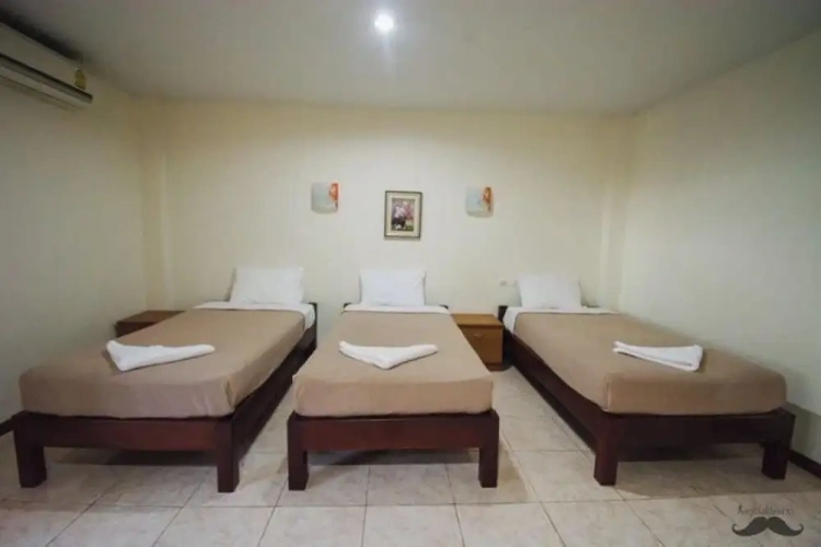Standard Triple room