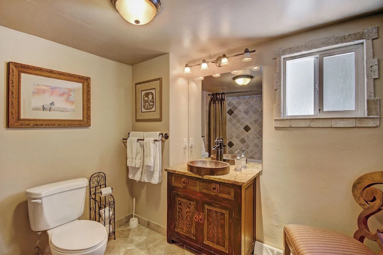 High Point Chateau 4 Bedroom Home by RedAwning