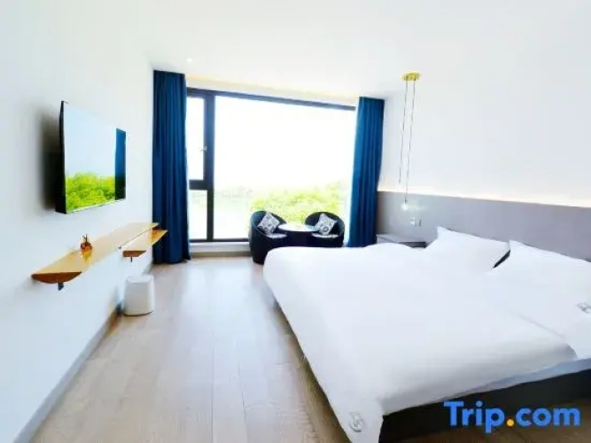 Deluxe Suite with lake view