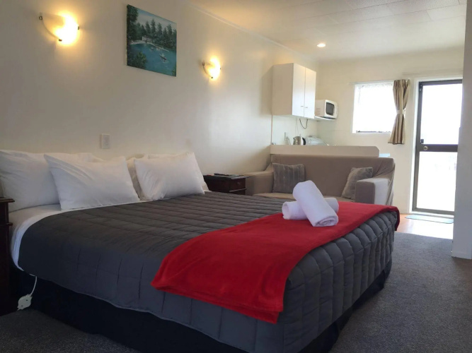 Dukes Midway Lodge