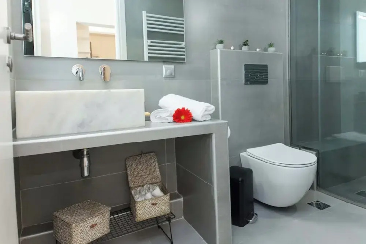 Pireas Jewel New Design Apt w Backyard