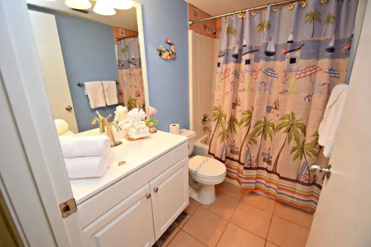 Seacrest 702 by RedAwning
