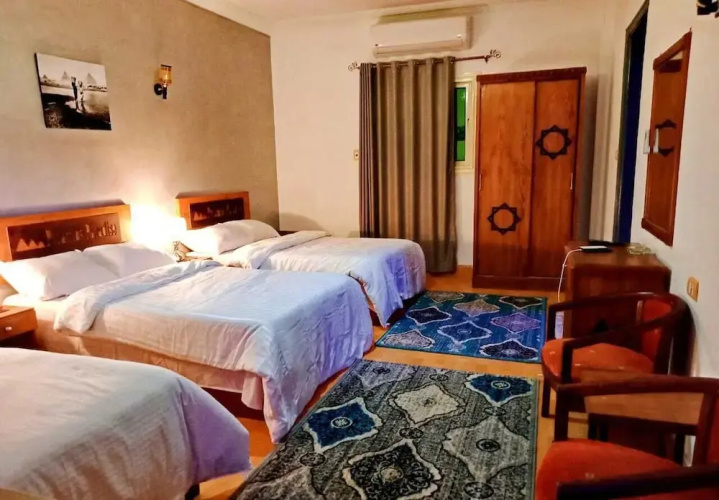 Pyramids paradise hotel