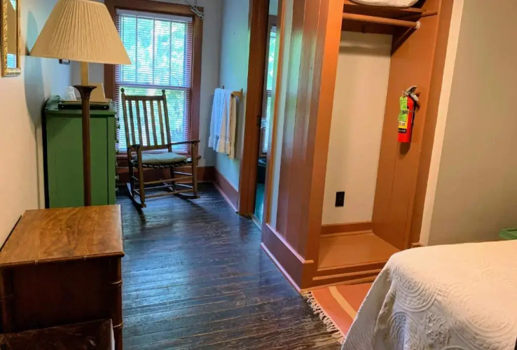 Lakeside Inn