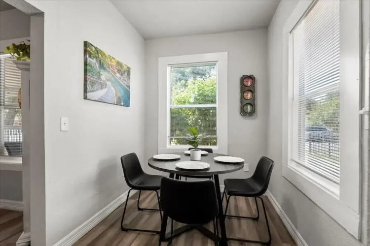 Cozy 1 Bed Home W Free Parking