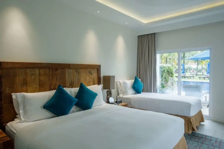 Marina Twin room with poolside