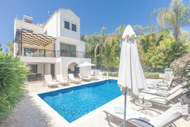 5 Bedrooms Apartment with garden view