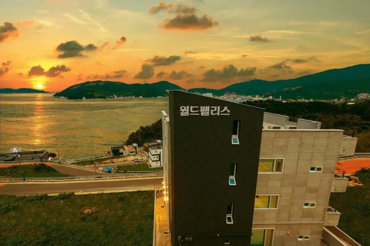 World Palace Pension