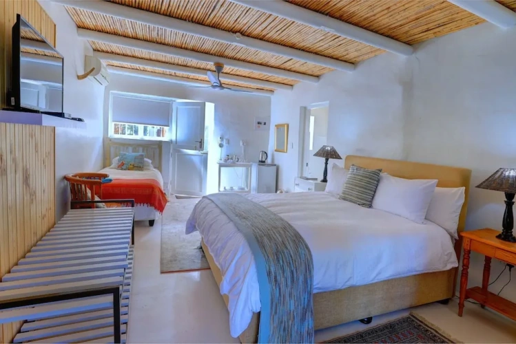 Deluxe Triple room with pool view
