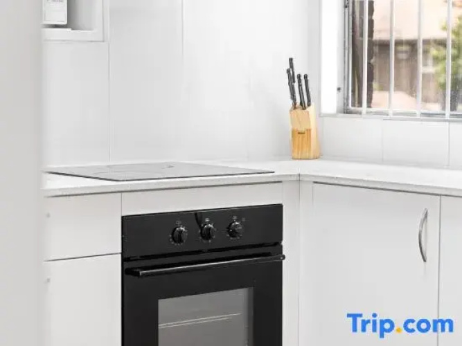 Cozy & Well-Located Room – Steps from Transit & University