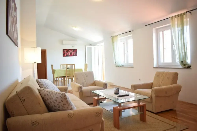 Apartment with sea view