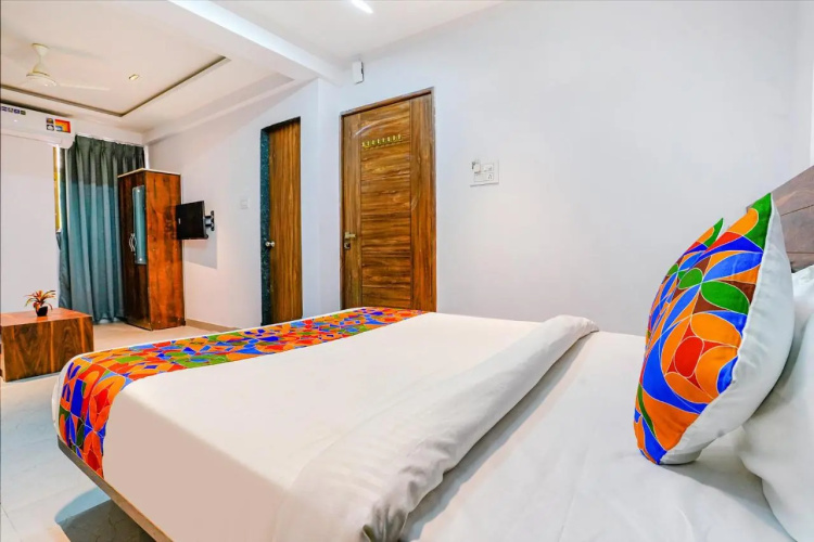 Fabhotel Crystal Inn