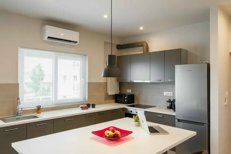 Spacious Seaside Flat at Alimos