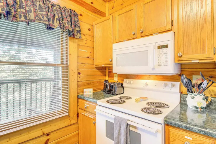 Sevierville Cabin w/ Hot Tub & Deck!