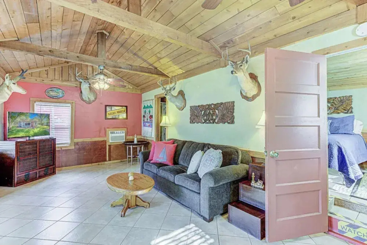 Charming Lakeview Cottage With Lake Access!