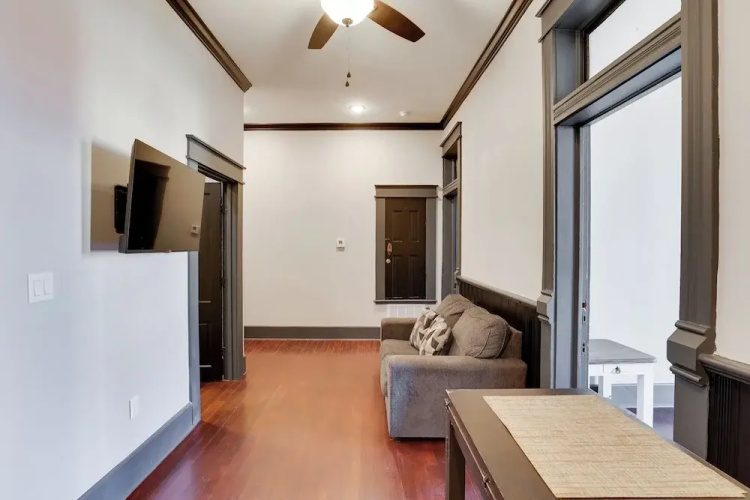 Walk to Museums! Historic Downtown Marshall Apt