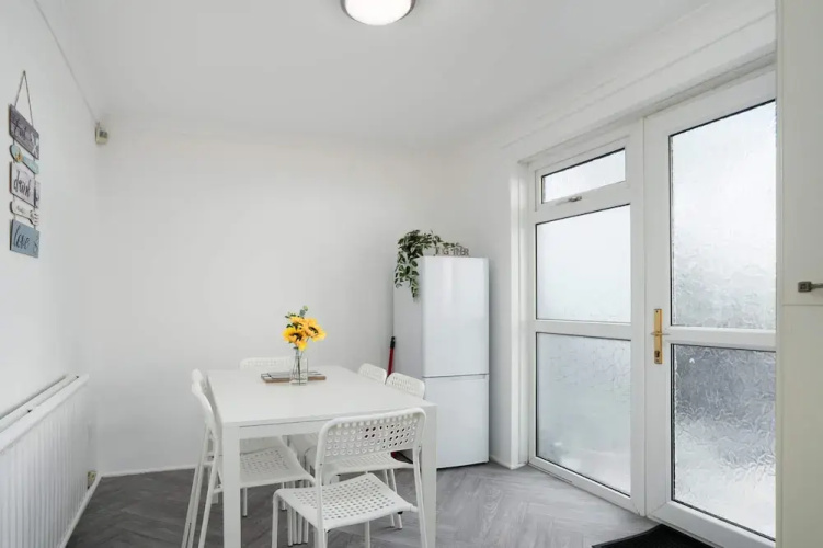 Spacious - 3 Bed - Free Parking