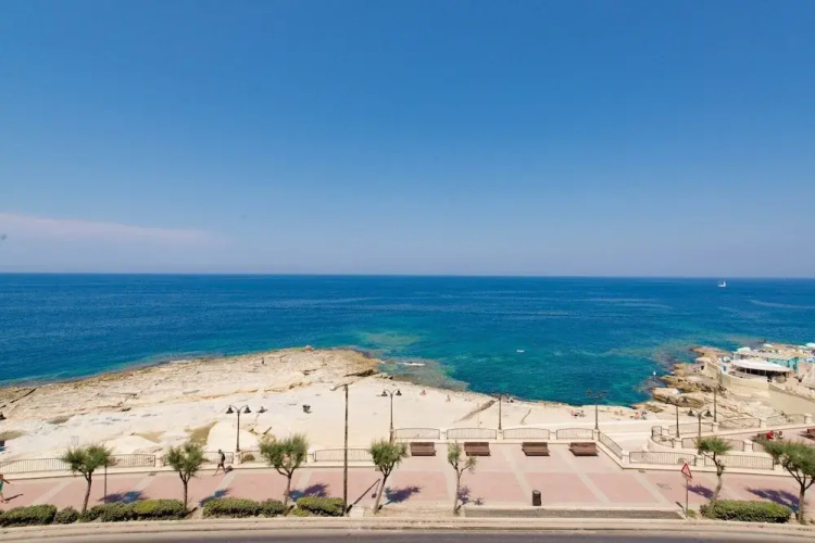 Seafront Apartment, Marvelous Views GR8 Location
