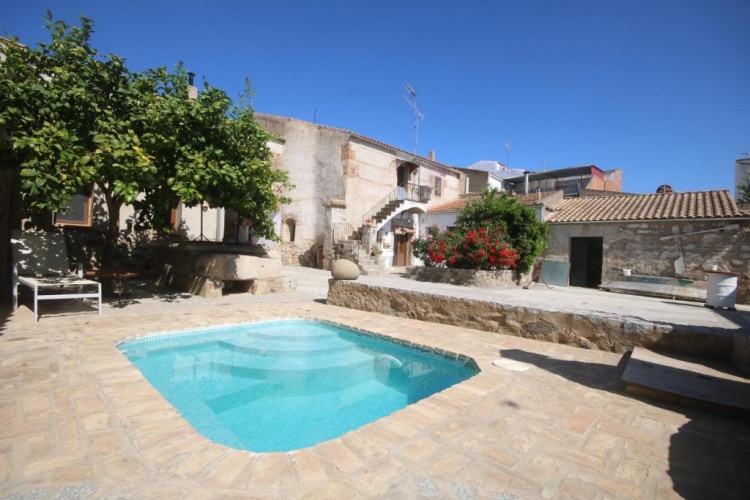 5 Bedrooms Cottage