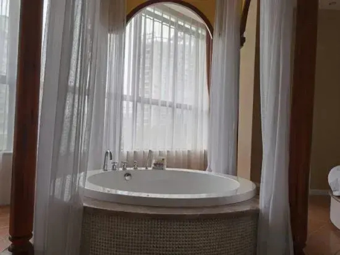 Pingjiang Qihang Theme Hotel