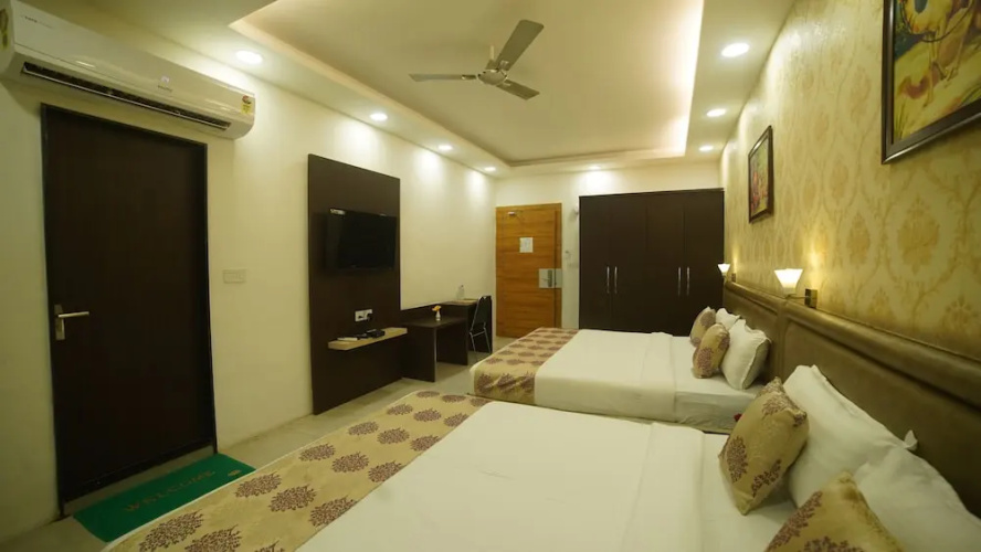 Hotel Sheesam Tree