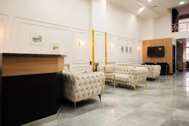 Leons Hotel