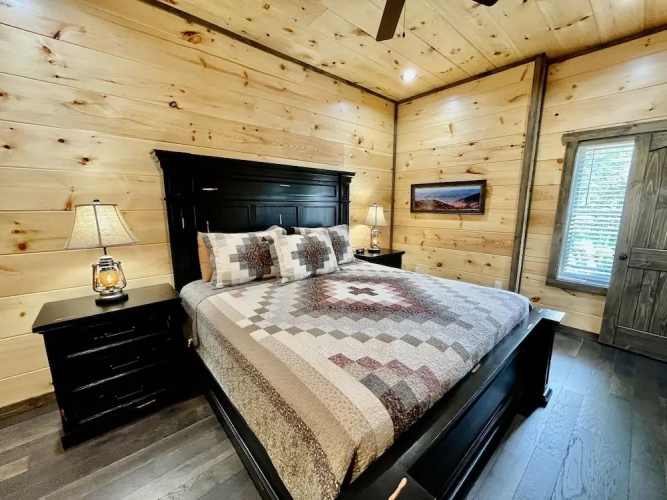 Bearly Behaving 2 Bedroom Cabin by RedAwning