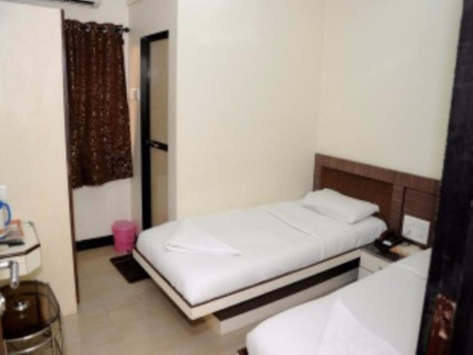 OYO 424 Hotel Apple Suites