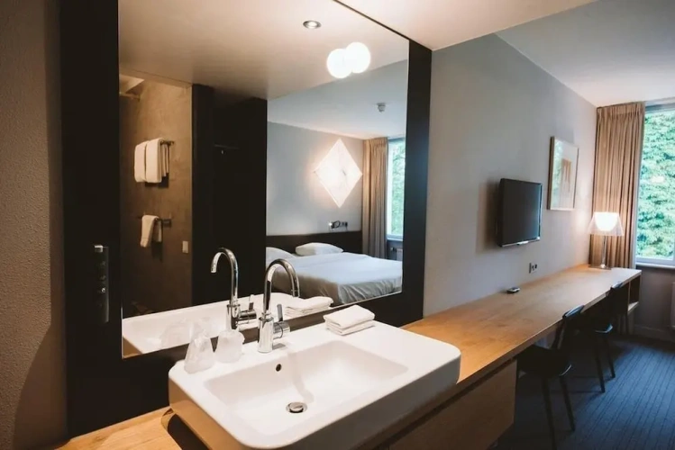Comfort room with view