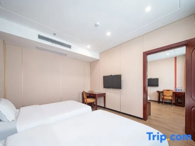 Deluxe Triple Suite