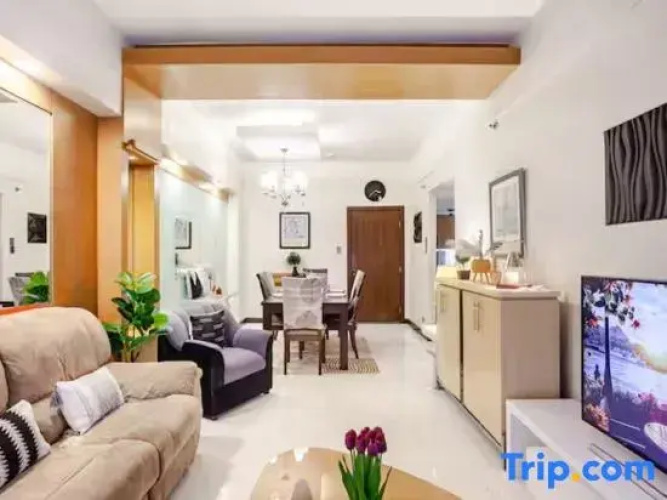 Stunning Suite 10 Steps from Eastwood Mall