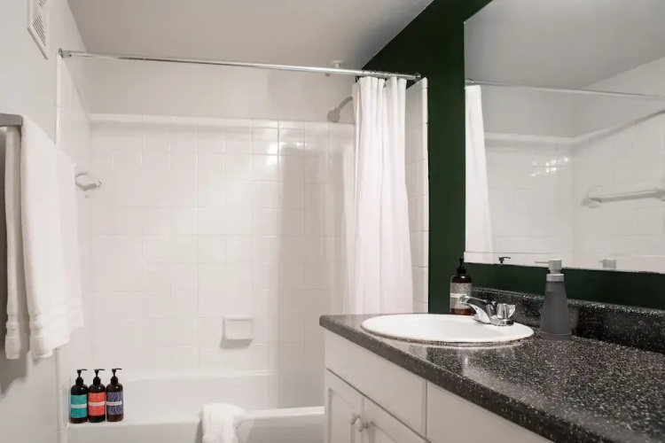 WanderJaunt - Oak Hill Apartment