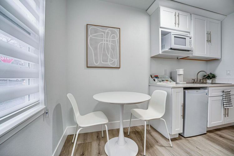 Walk to Main Ave & Soap Lake! Pet-friendly Studio