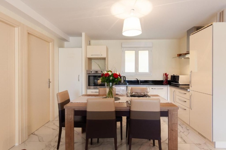 3 Bedrooms Apartment
