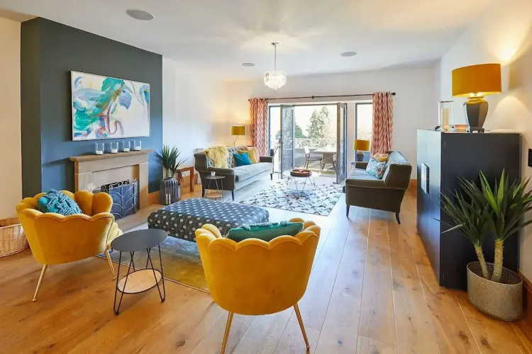 Host Stay The Lakehouse