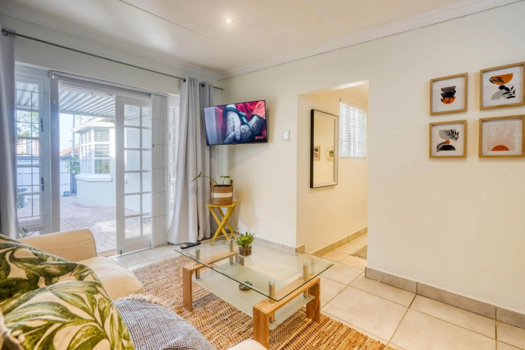 Hampton Collection - Trendy 2 Sleeper Apartment with Pool