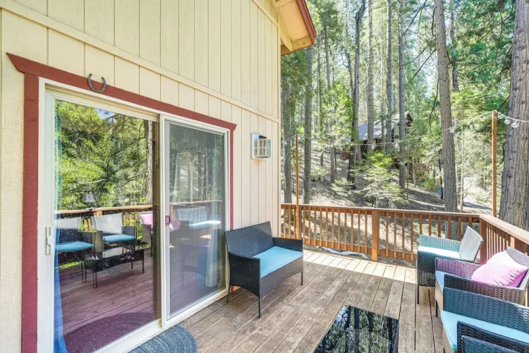 Hike, Swim, Golf: Family Retreat in Arnold!