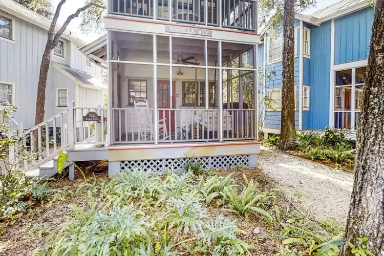 Vanilla Cottage on 30-acre Preserve!