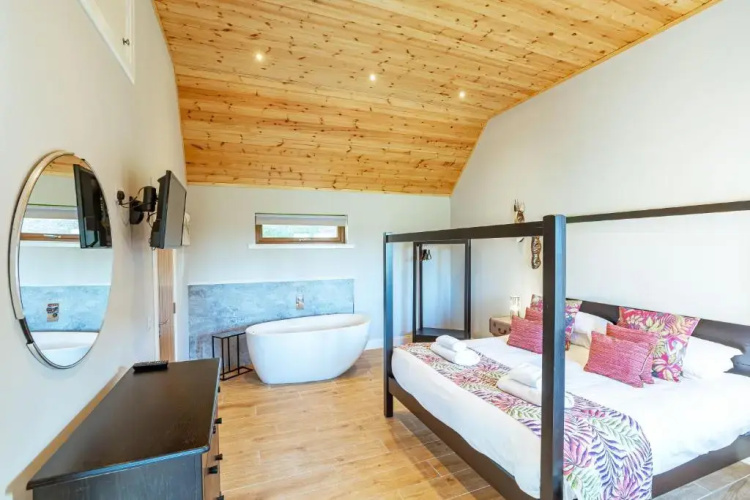 Kestrel Lodge 6 with Hot Tub
