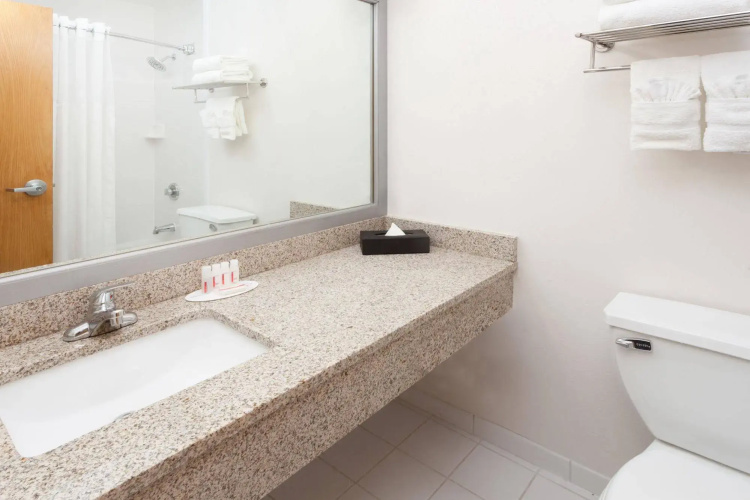 Ramada Plaza Chicago North Shore