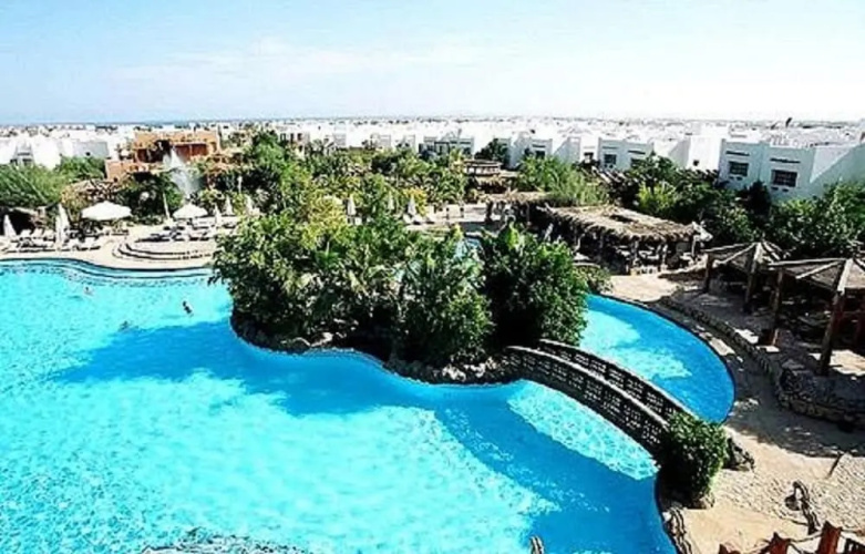 1-Bed Apartment BY THE POOL 30