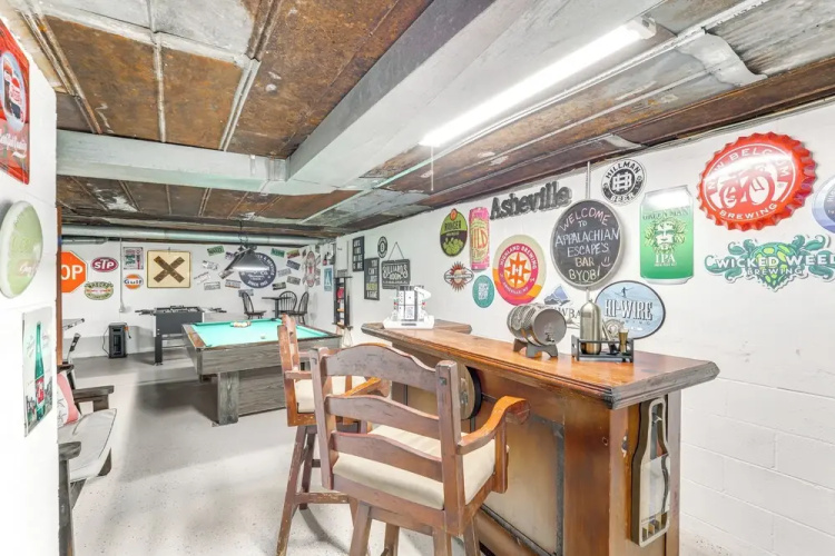 Fire Pit & Game Room: Family Home in Marshall