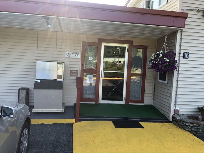 Claremont Motor Lodge - Claremont, NH