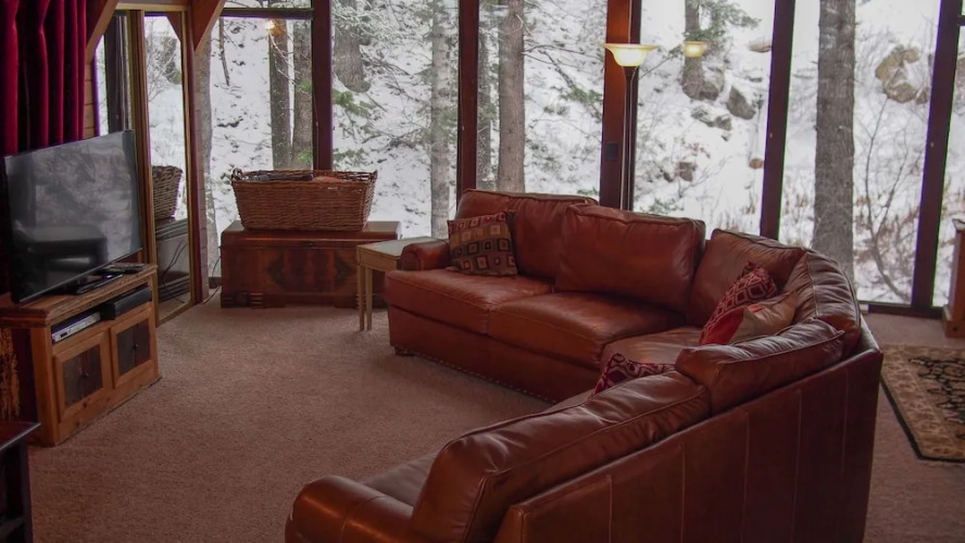 White Pines 4-BD Cabin in the Woods -- Easy Access in Summit Park