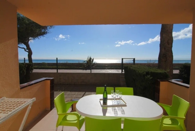 2 Bedrooms Apartment with balcony and beachfront