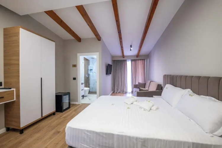 Golemi Lux Hotel