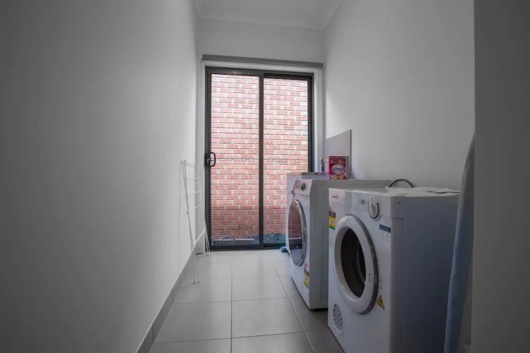 Comfy And Warm Home In Point Cook