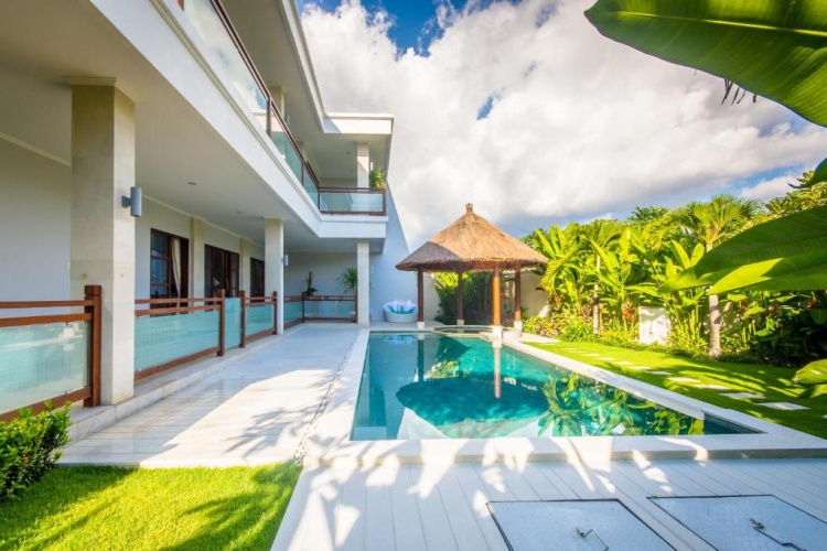 5 Bedrooms Villa