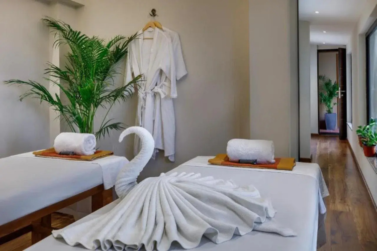 Hotel Thrive, A Tropical Courtyard